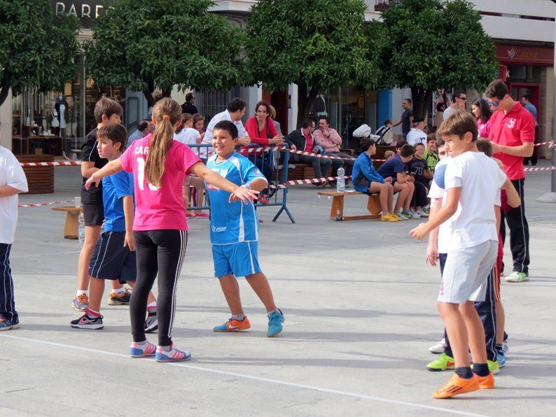 Galería: Un centenar de niños participan en la concentración del Club Balonmano Lucena Galería: Un centenar de niños participan en la concentración del Club Balonmano Lucena