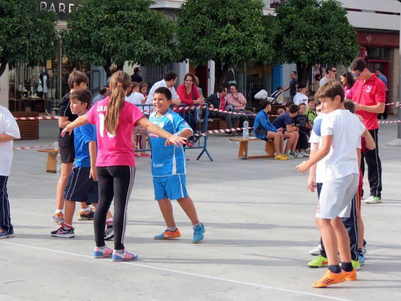 Galería: Un centenar de niños participan en la concentración del Club Balonmano Lucena