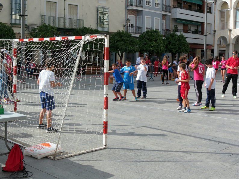 Galería: Un centenar de niños participan en la concentración del Club Balonmano Lucena