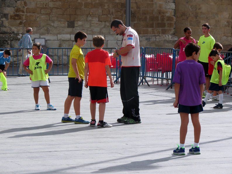 Galería: Un centenar de niños participan en la concentración del Club Balonmano Lucena