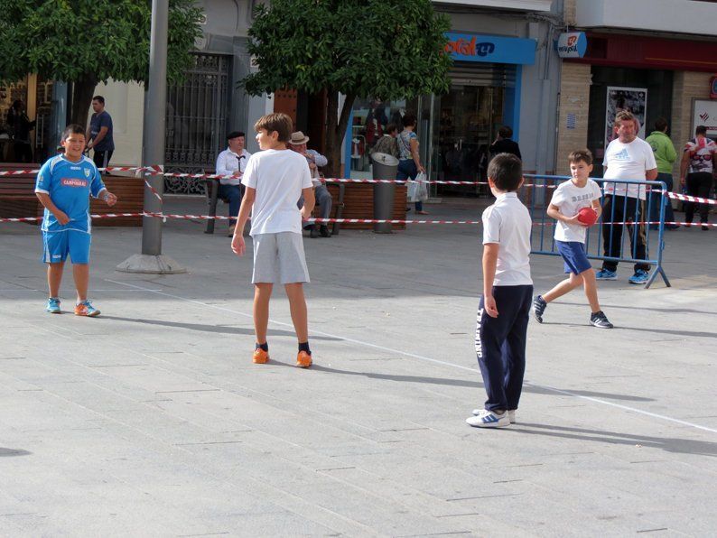Galería: Un centenar de niños participan en la concentración del Club Balonmano Lucena Galería: Un centenar de niños participan en la concentración del Club Balonmano Lucena