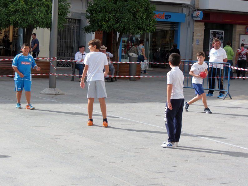 Galería: Un centenar de niños participan en la concentración del Club Balonmano Lucena