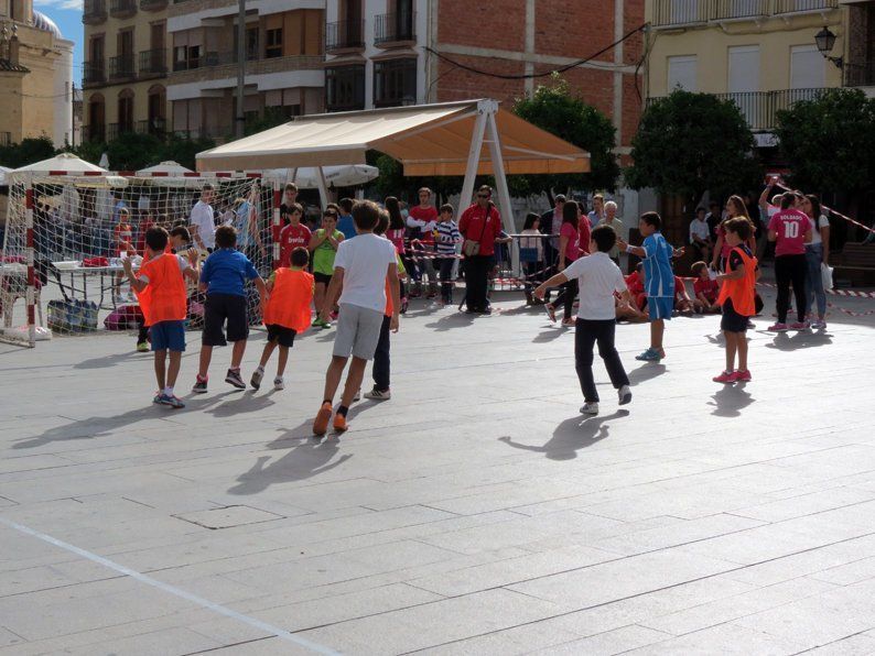 Galería: Un centenar de niños participan en la concentración del Club Balonmano Lucena Galería: Un centenar de niños participan en la concentración del Club Balonmano Lucena