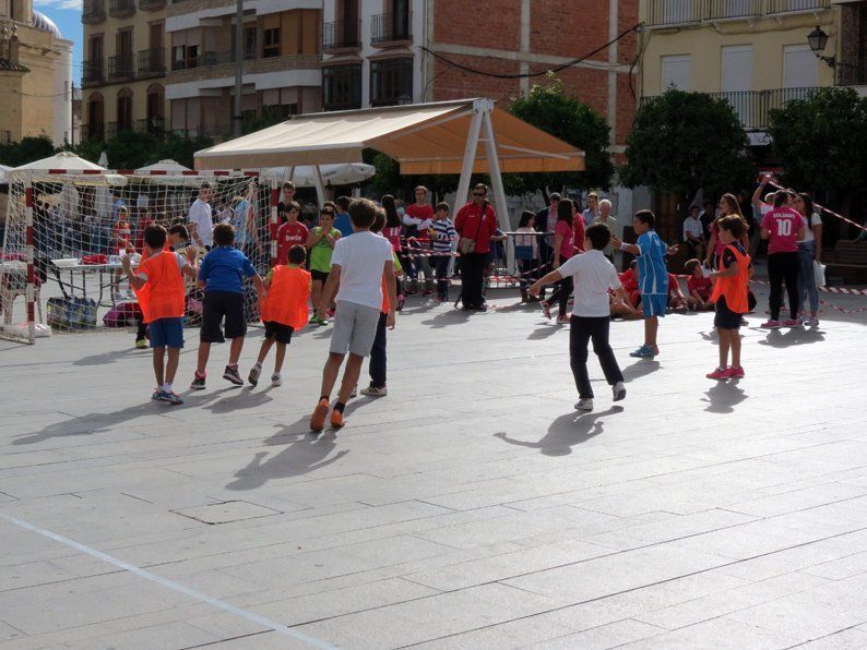 Galería: Un centenar de niños participan en la concentración del Club Balonmano Lucena