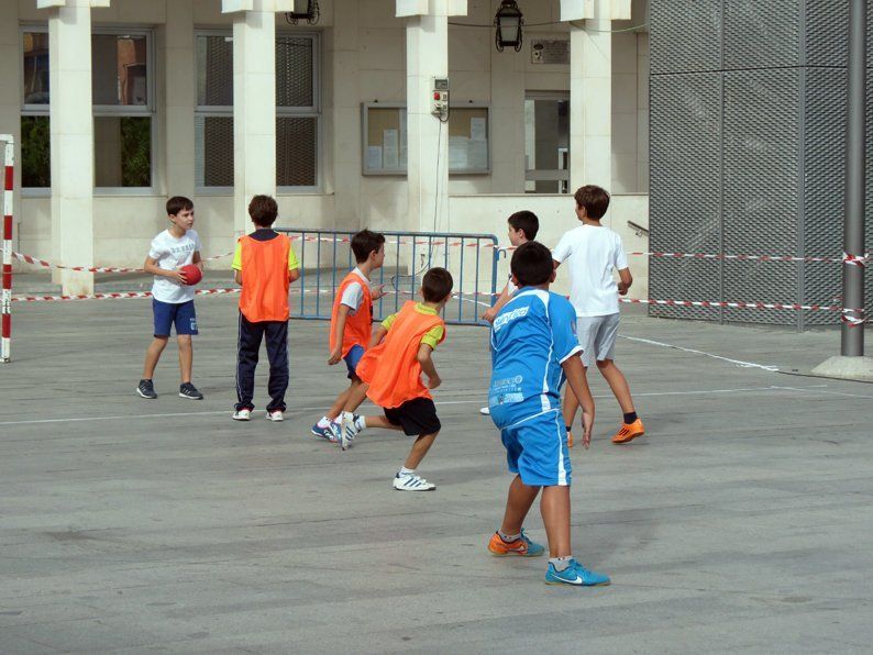 Galería: Un centenar de niños participan en la concentración del Club Balonmano Lucena