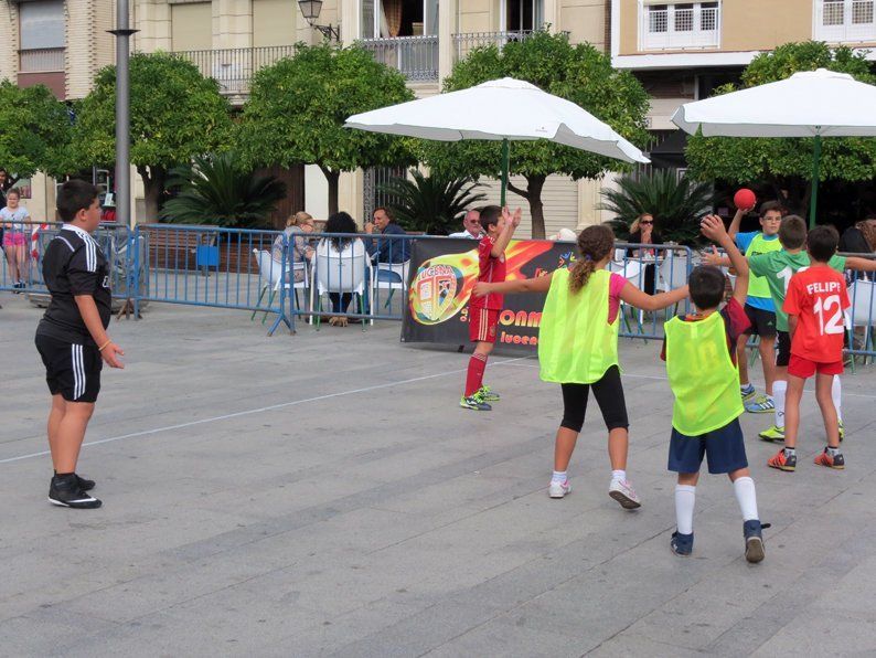 Galería: Un centenar de niños participan en la concentración del Club Balonmano Lucena