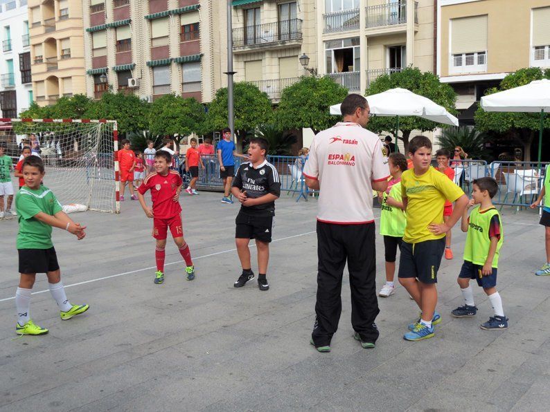 Galería: Un centenar de niños participan en la concentración del Club Balonmano Lucena