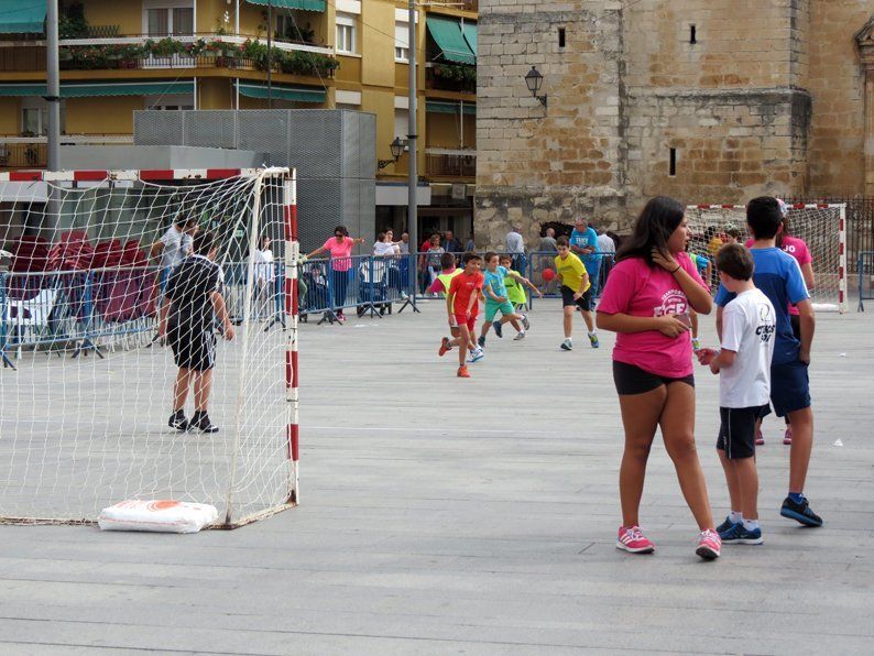 Galería: Un centenar de niños participan en la concentración del Club Balonmano Lucena Galería: Un centenar de niños participan en la concentración del Club Balonmano Lucena