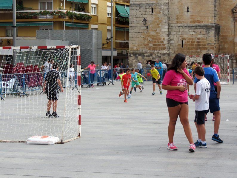 Galería: Un centenar de niños participan en la concentración del Club Balonmano Lucena