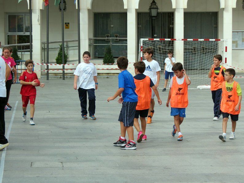 Galería: Un centenar de niños participan en la concentración del Club Balonmano Lucena