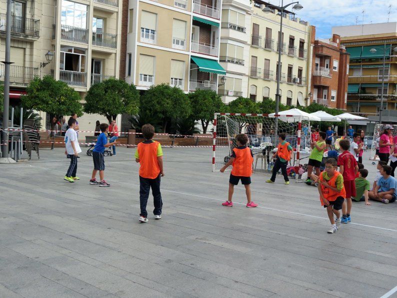 Galería: Un centenar de niños participan en la concentración del Club Balonmano Lucena