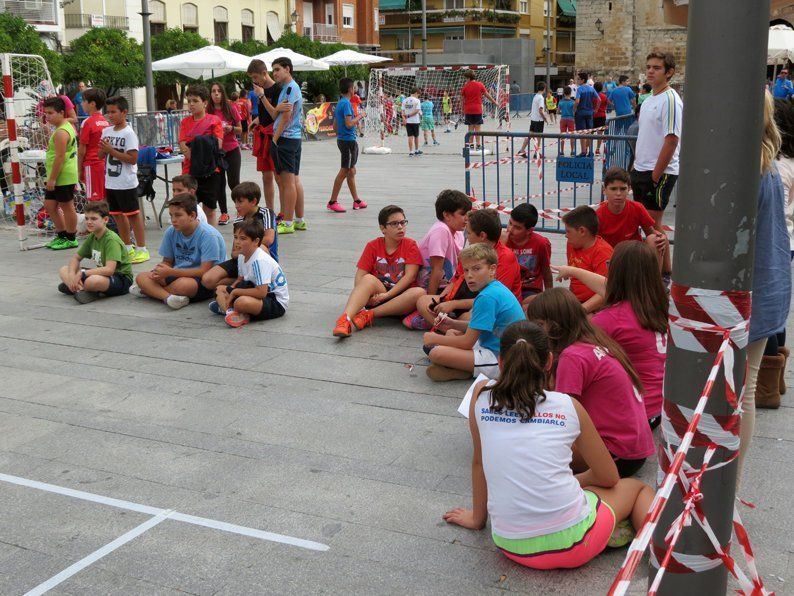 Galería: Un centenar de niños participan en la concentración del Club Balonmano Lucena