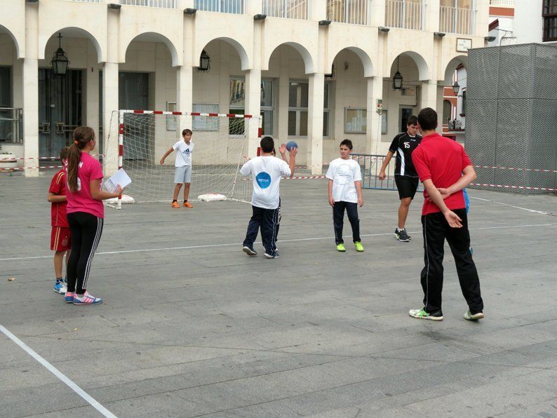 Galería: Un centenar de niños participan en la concentración del Club Balonmano Lucena