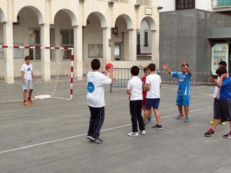 Galería: Un centenar de niños participan en la concentración del Club Balonmano Lucena