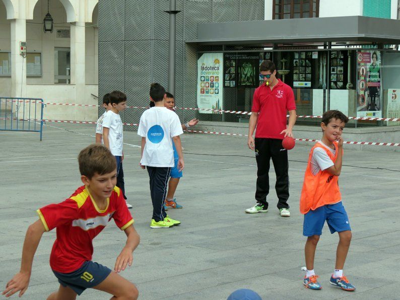 Galería: Un centenar de niños participan en la concentración del Club Balonmano Lucena Galería: Un centenar de niños participan en la concentración del Club Balonmano Lucena