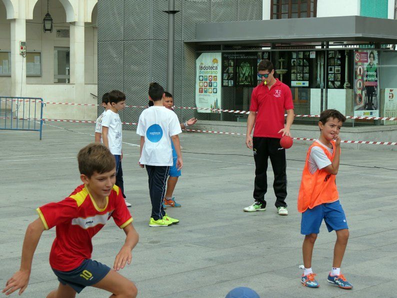 Galería: Un centenar de niños participan en la concentración del Club Balonmano Lucena