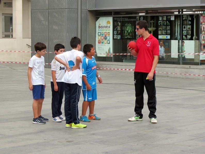 Galería: Un centenar de niños participan en la concentración del Club Balonmano Lucena