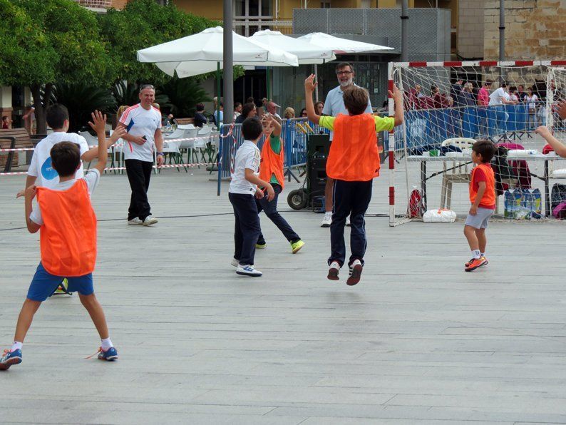 Galería: Un centenar de niños participan en la concentración del Club Balonmano Lucena