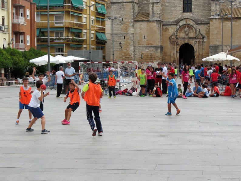 Galería: Un centenar de niños participan en la concentración del Club Balonmano Lucena