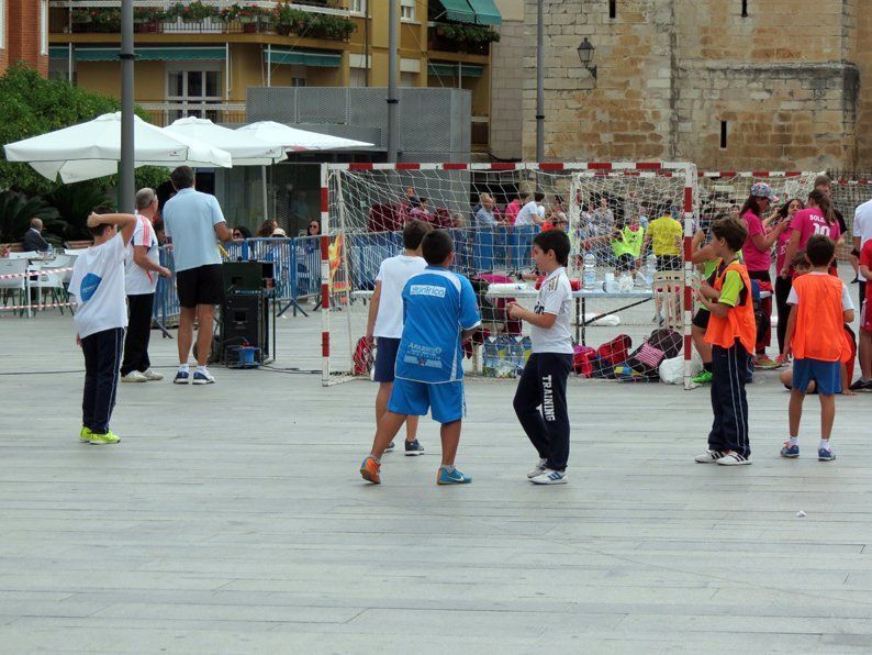 Galería: Un centenar de niños participan en la concentración del Club Balonmano Lucena