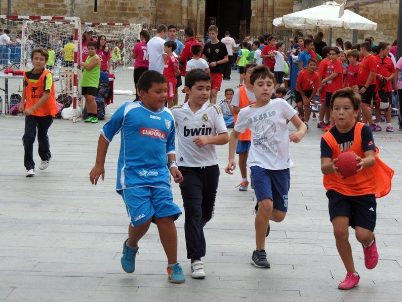 Galería: Un centenar de niños participan en la concentración del Club Balonmano Lucena