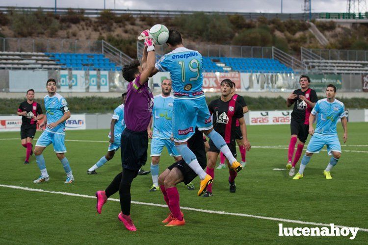 Los futbolistas del Ciudad de Lucena se mostraron incapaces de batir la portería de la Peña Deportiva Rociera. SERGIO RODRÍGUEZ 