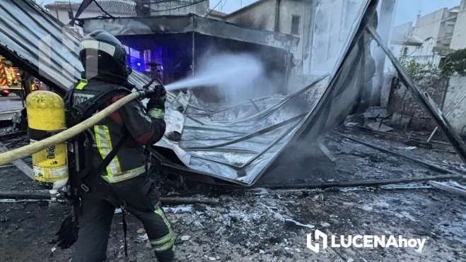 Un bombero del Parque Comarcal de Lucena trabaja en la extinción del incendio