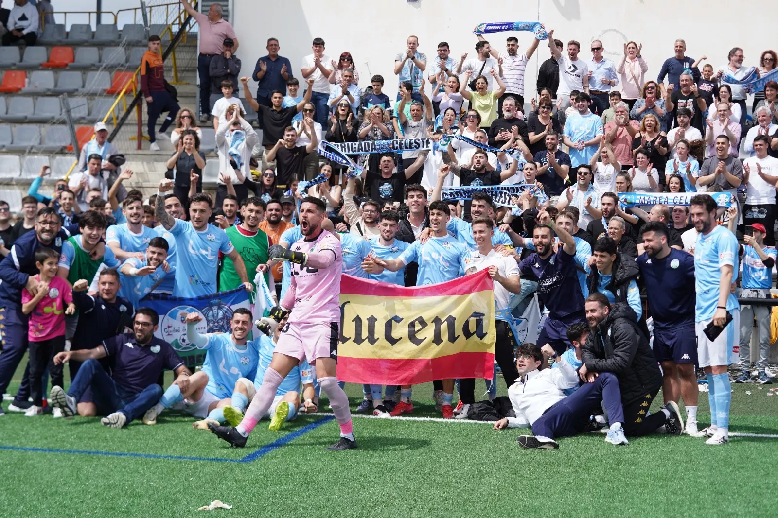 Jugadores y afición celebran el triunfo en Puente Genil. Fotos: Antonio Dávila