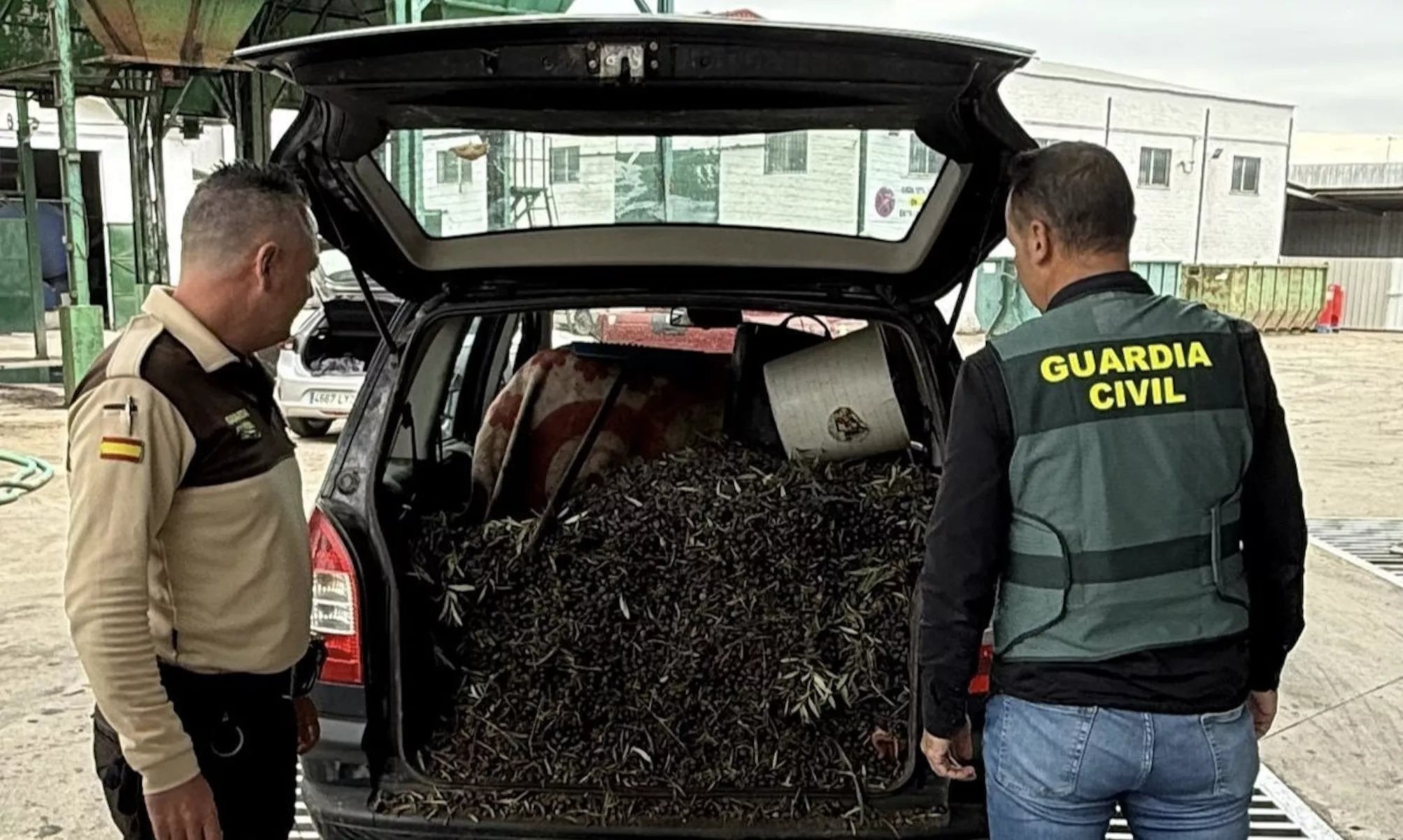 Efectivos de la Guardia Civil ante uno de los vehículos utilizados para cometer los robos Efectivos de la Guardia Civil ante uno de los vehículos utilizados para cometer los robos