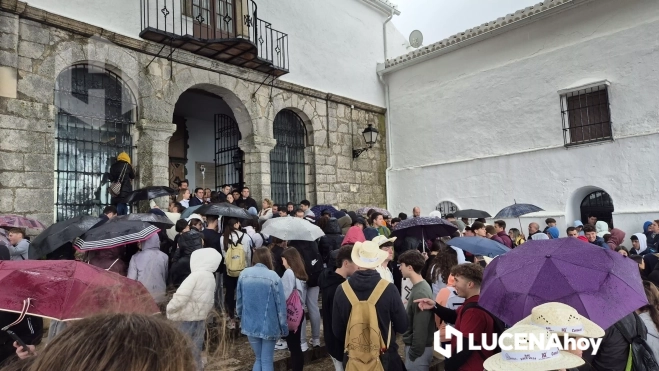 Los devotos aguardan el momento de la salida Los devotos aguardan el momento de la salida