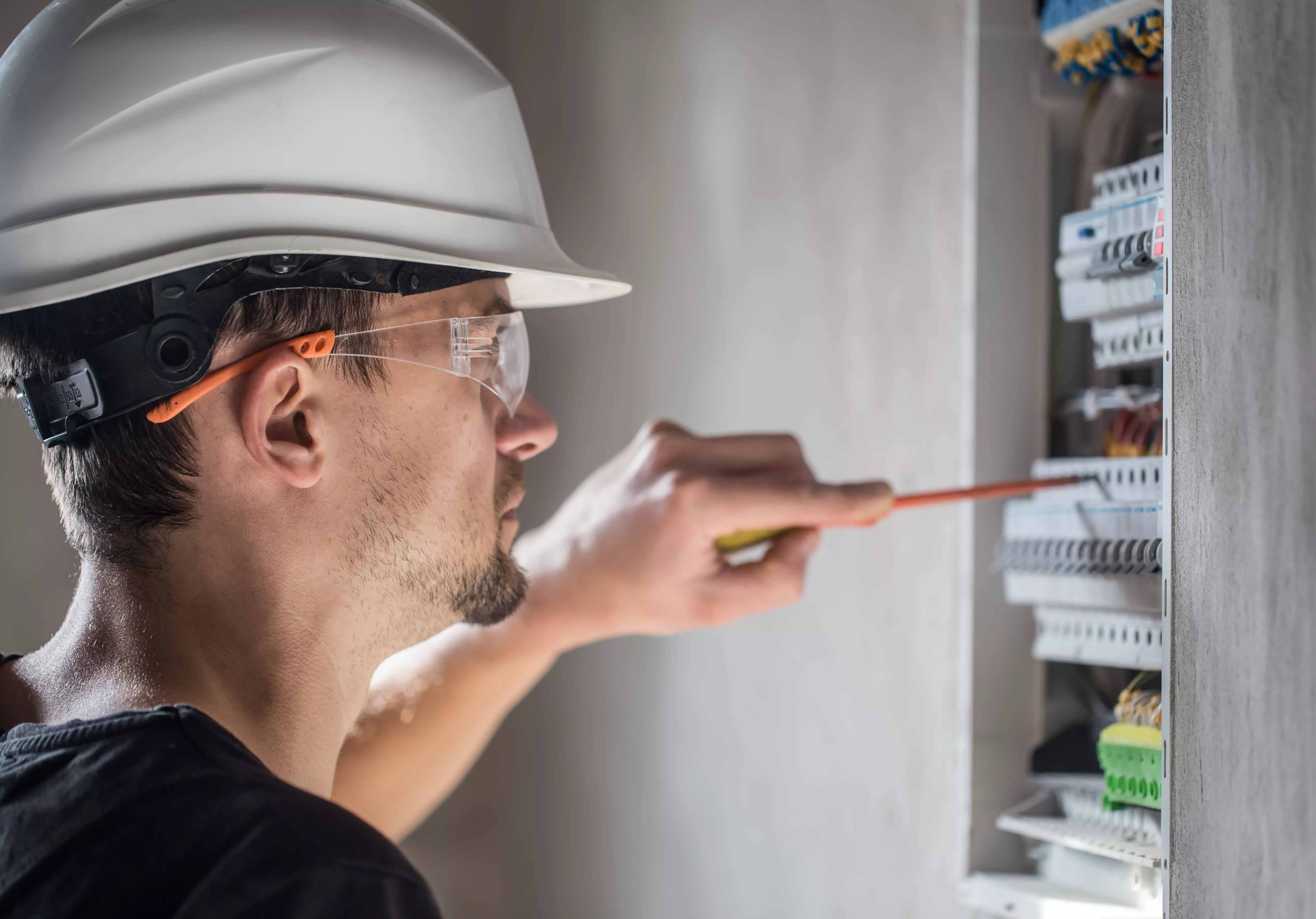 Electricista es una de las profesiones demandadas entre las últimas ofertas de empleo en Lucena