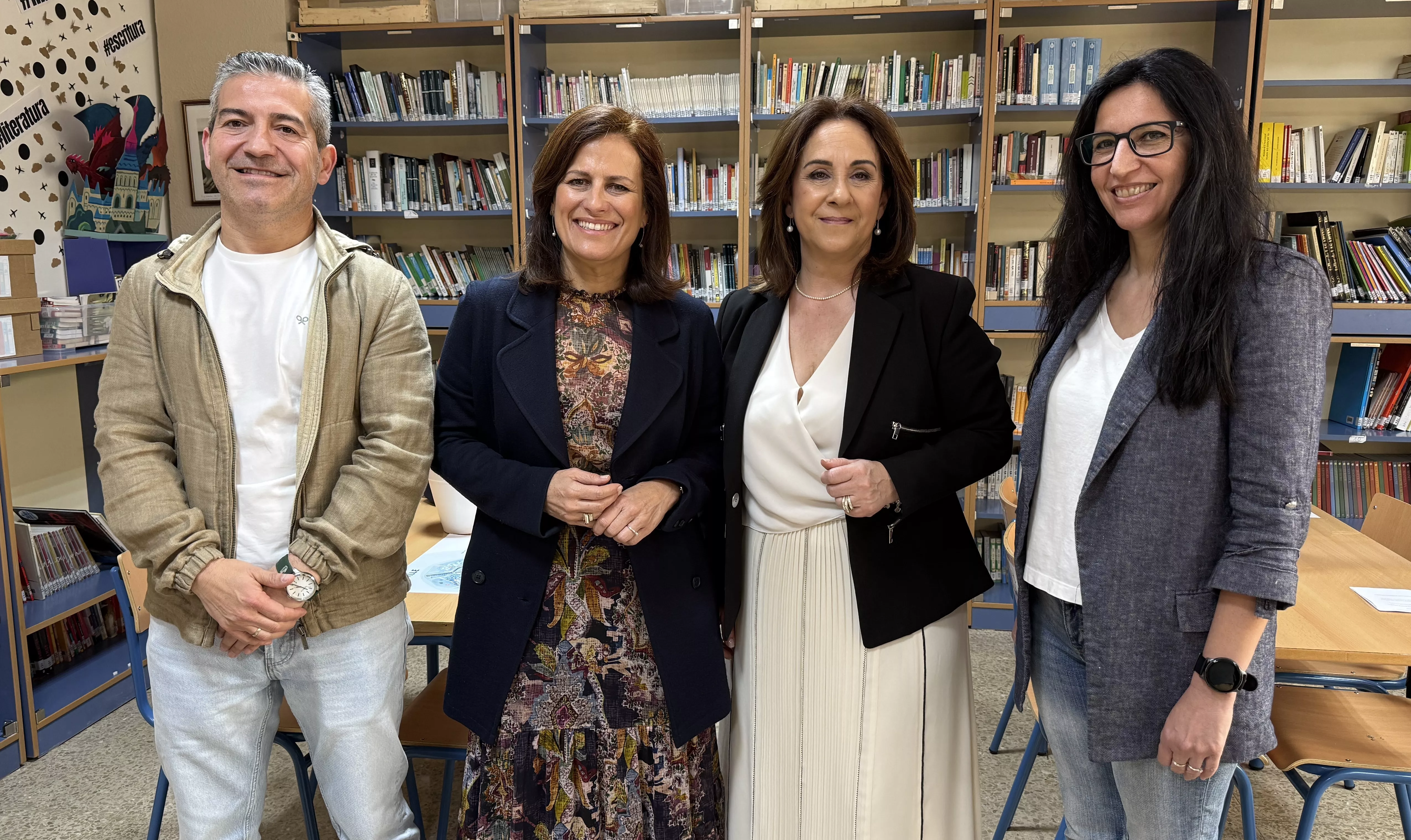 Integrantes del gobierno municipal y responsables del IES Miguel de Cervantes durante la presentación de la actividad en la biblioteca del centro