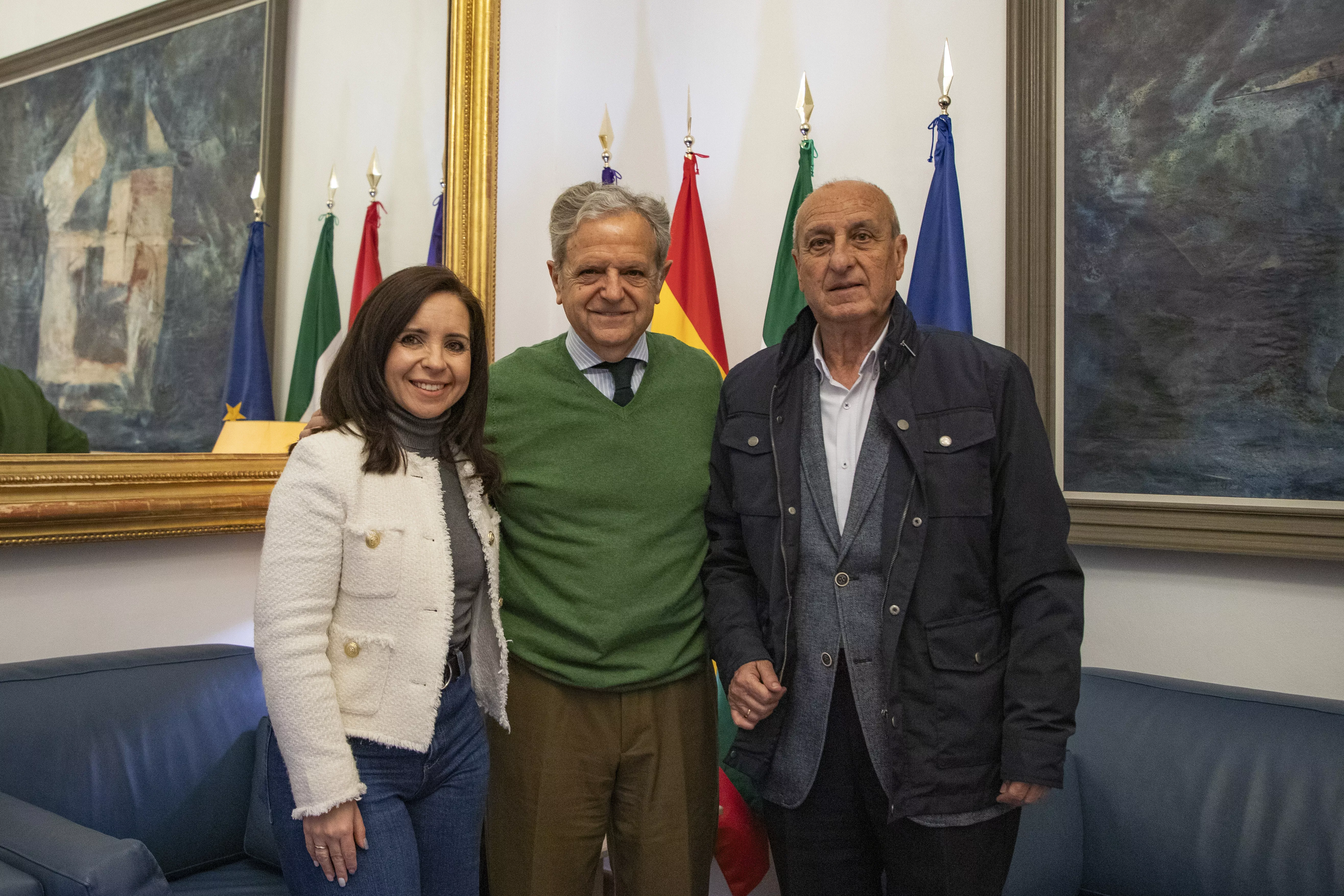 Salvador Fuente, presidente de la Diputación junto a la responsable de Derechos Sociales, Irene Aguilera, y el presidente de Despertar Lucena, Antonio Nieva