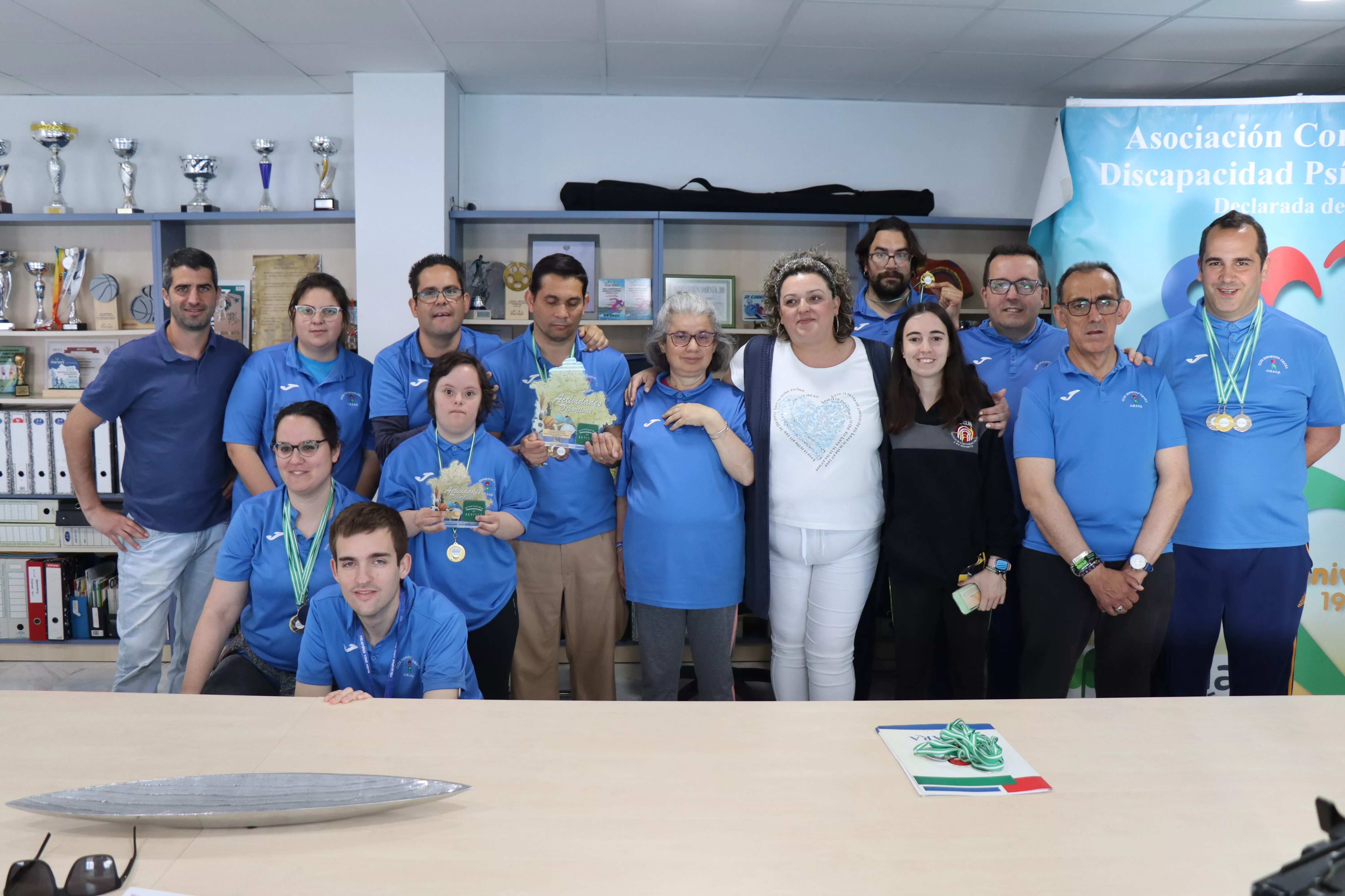 Foto de familia de parte del equipo de Amara y sus preparadores