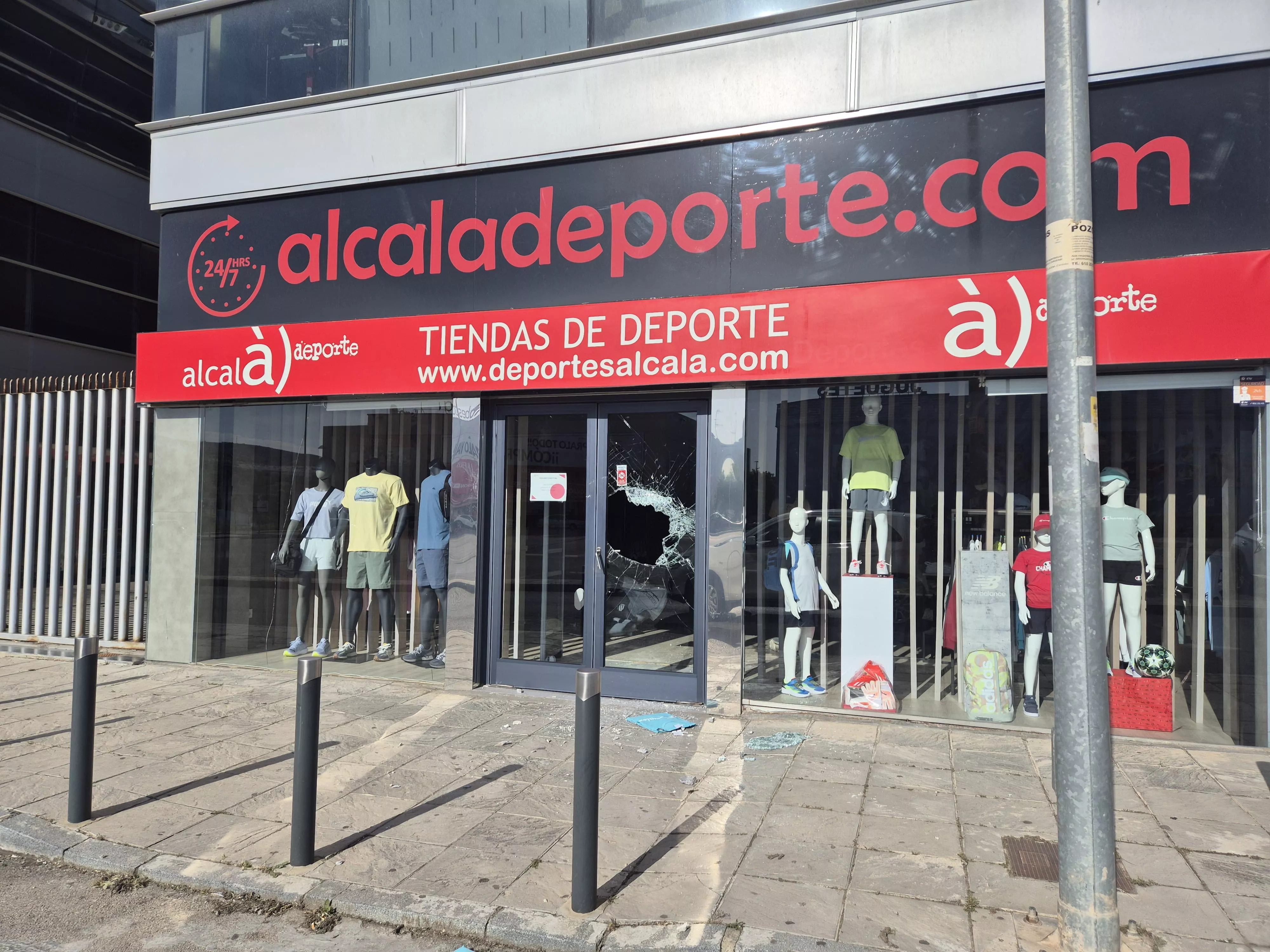 Imagen de la tienda de Deportes Alcalá, en la que puede verse el cristal fracturado para entrar en el mismo