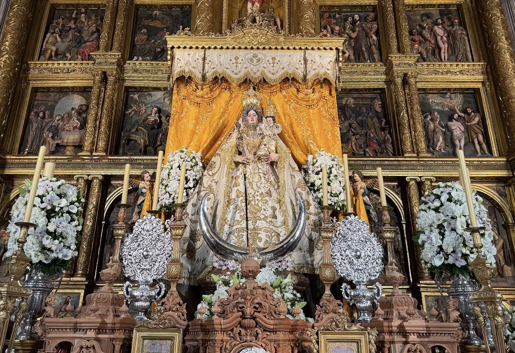 María Santísima de Araceli, en el altar mayor de San Mateo