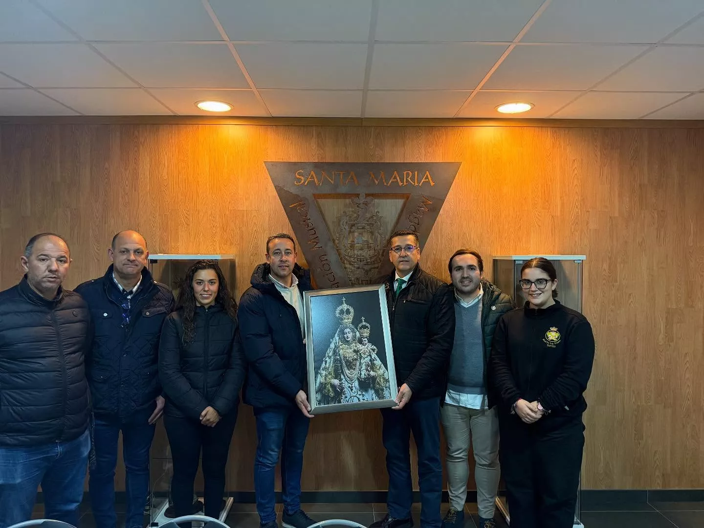 Representantes de la Banda de Arahal junto con miembros de la Junta de Gobierno de la Archicofradía de María Stma. de Araceli. Fuente: Cofradía.