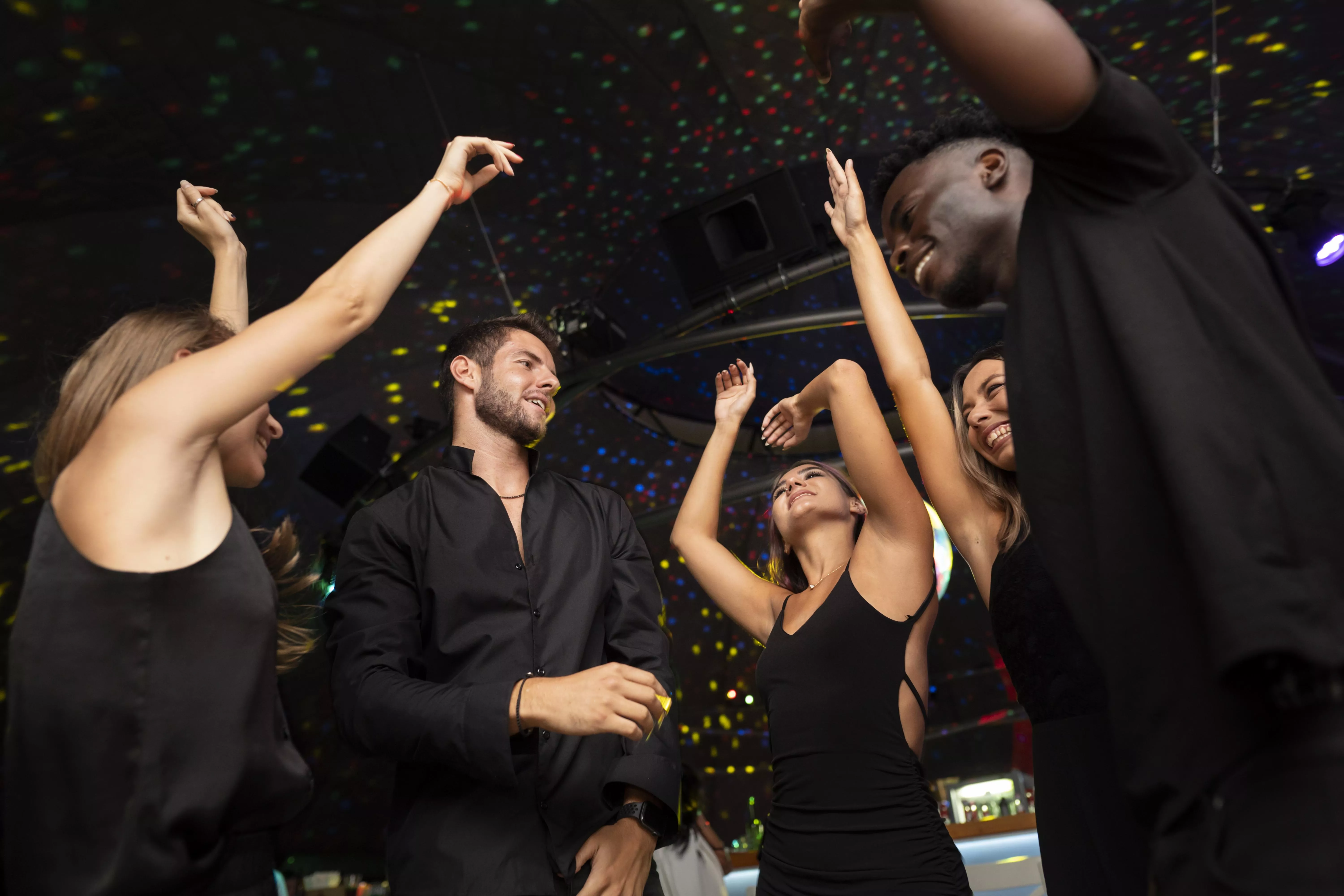 Gente divirtiéndose en un local. Foto: Freepik