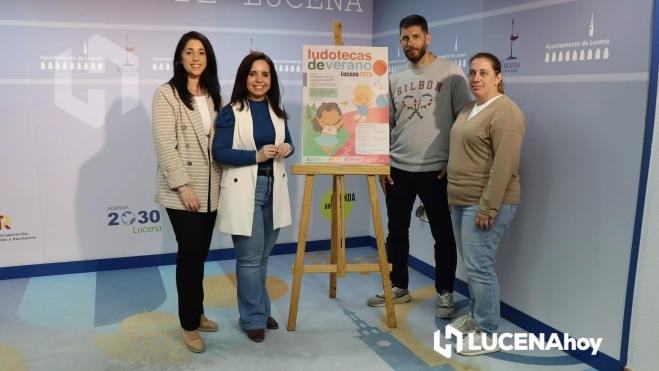 Irene Aguilera junto a los técnicos municipales encargados del programa de ludotecas durante la presentación Irene Aguilera junto a los técnicos municipales encargados del programa de ludotecas durante la presentación