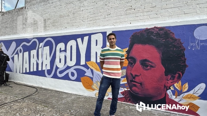 El autor del mural, Jorge Torres, junto a su obra El autor del mural, Jorge Torres, junto a su obra