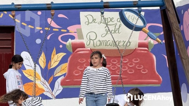 Niños juegan en el parque infantil situado junto al mural Niños juegan en el parque infantil situado junto al mural