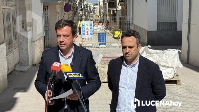 Aurelio Fernández y Javier Pineda durante la atención a los medios a pie de obra en la calle Catalina Marín Aurelio Fernández y Javier Pineda durante la atención a los medios a pie de obra en la calle Catalina Marín