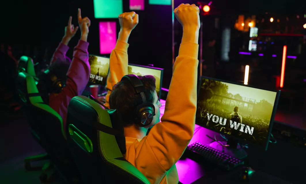 Un equipo de gamers celebra la victoria. Foto: Freepik