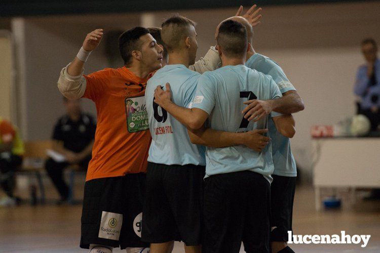  Los futbolistas del Lucena Futsal celebran uno de los goles frente al Itea. SERGIO RODRÍGUEZ 