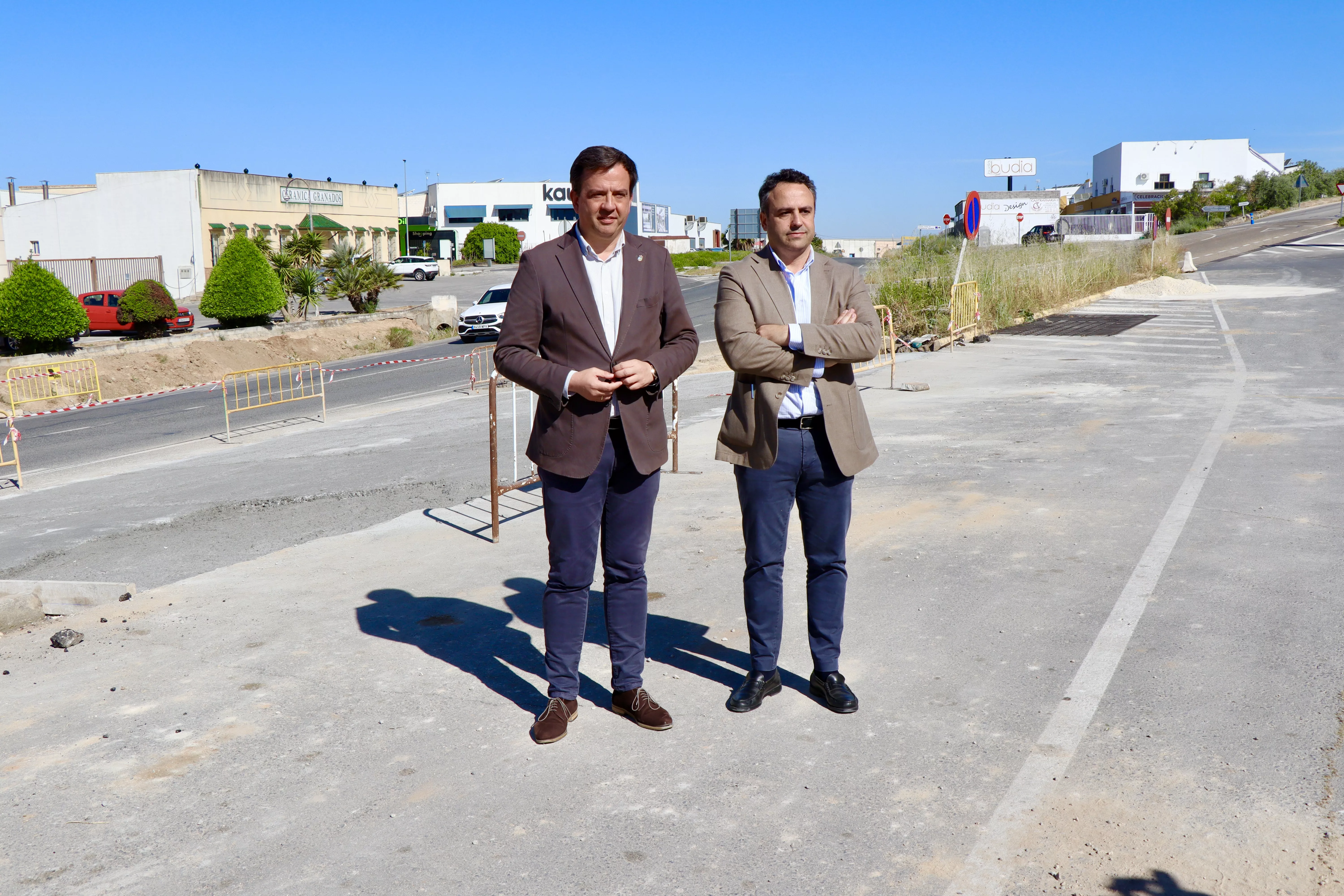 El alcalde, Aurelio Fernández, y el concejal de Obras, Javier Pineda, han visitado la zona en la que se construye la rotonda