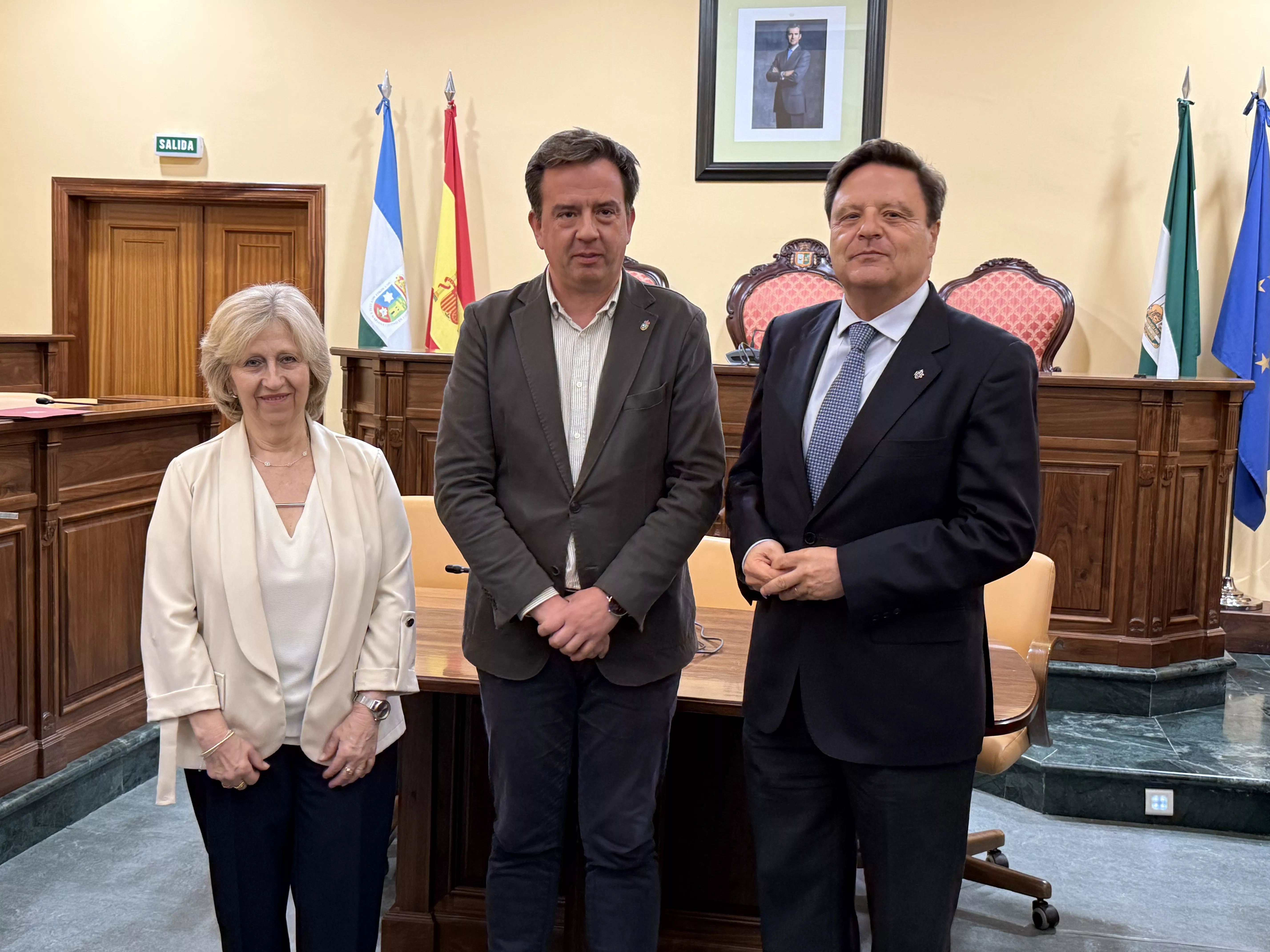 Aurelio Fernández junto a Josefa Delgado Navarro y Francisco Durnes Sabán en representación de los homenajeados, en el Salón de Plenos del Ayto. de Lucena