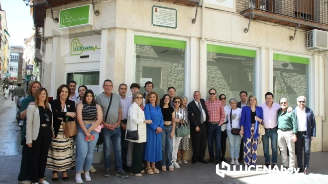 Autoridades, familiares y amigos, posan junto a la placa instalada en calle Canalejas Autoridades, familiares y amigos, posan junto a la placa instalada en calle Canalejas