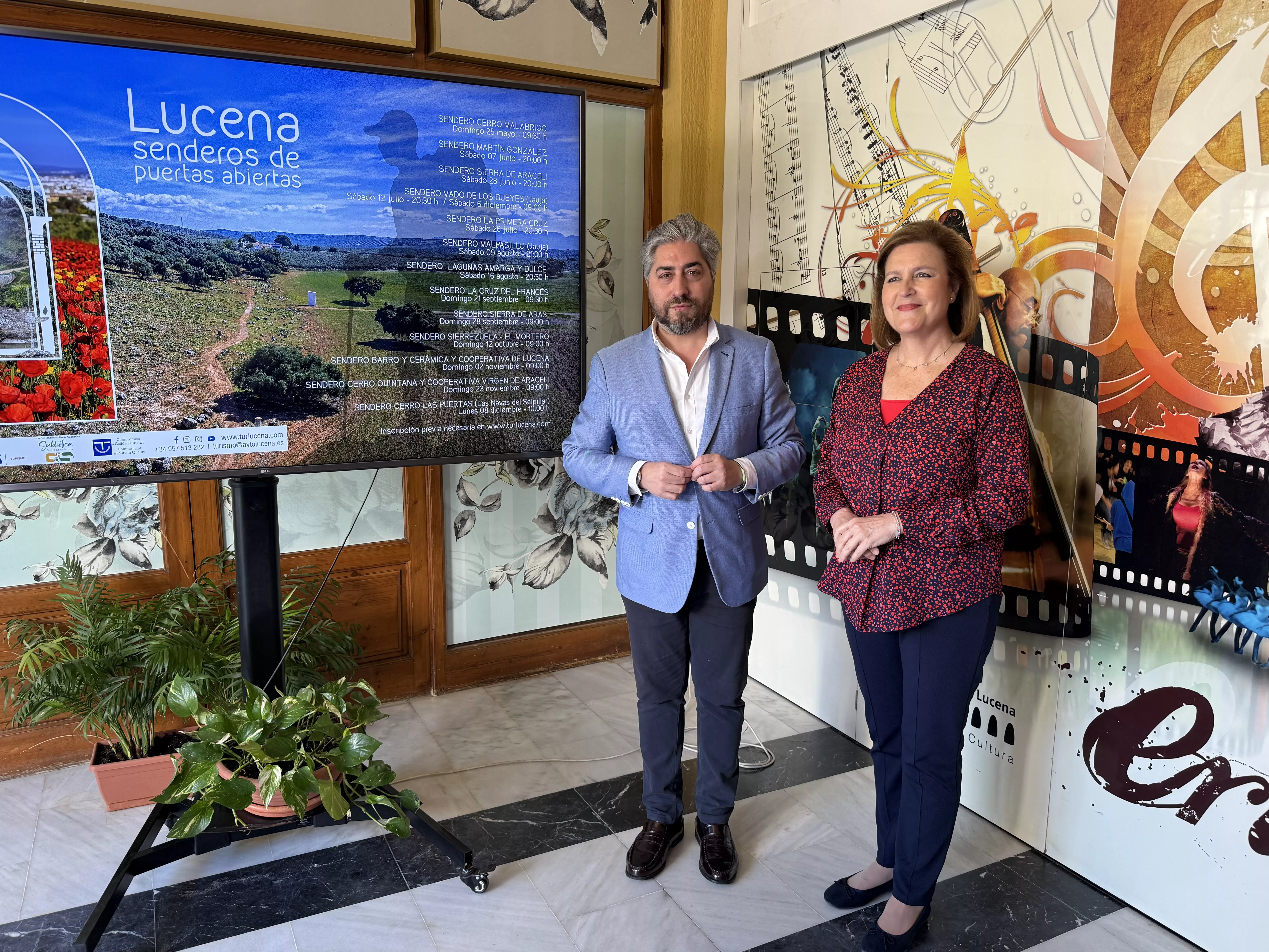 Francisco Barbancho, concejal de Turismo y Emilia Gálvez, técnico de la Delegación de Turismo del Ayuntamiento de Lucena, presentan el programa “Senderos de Puertas Abiertas” 