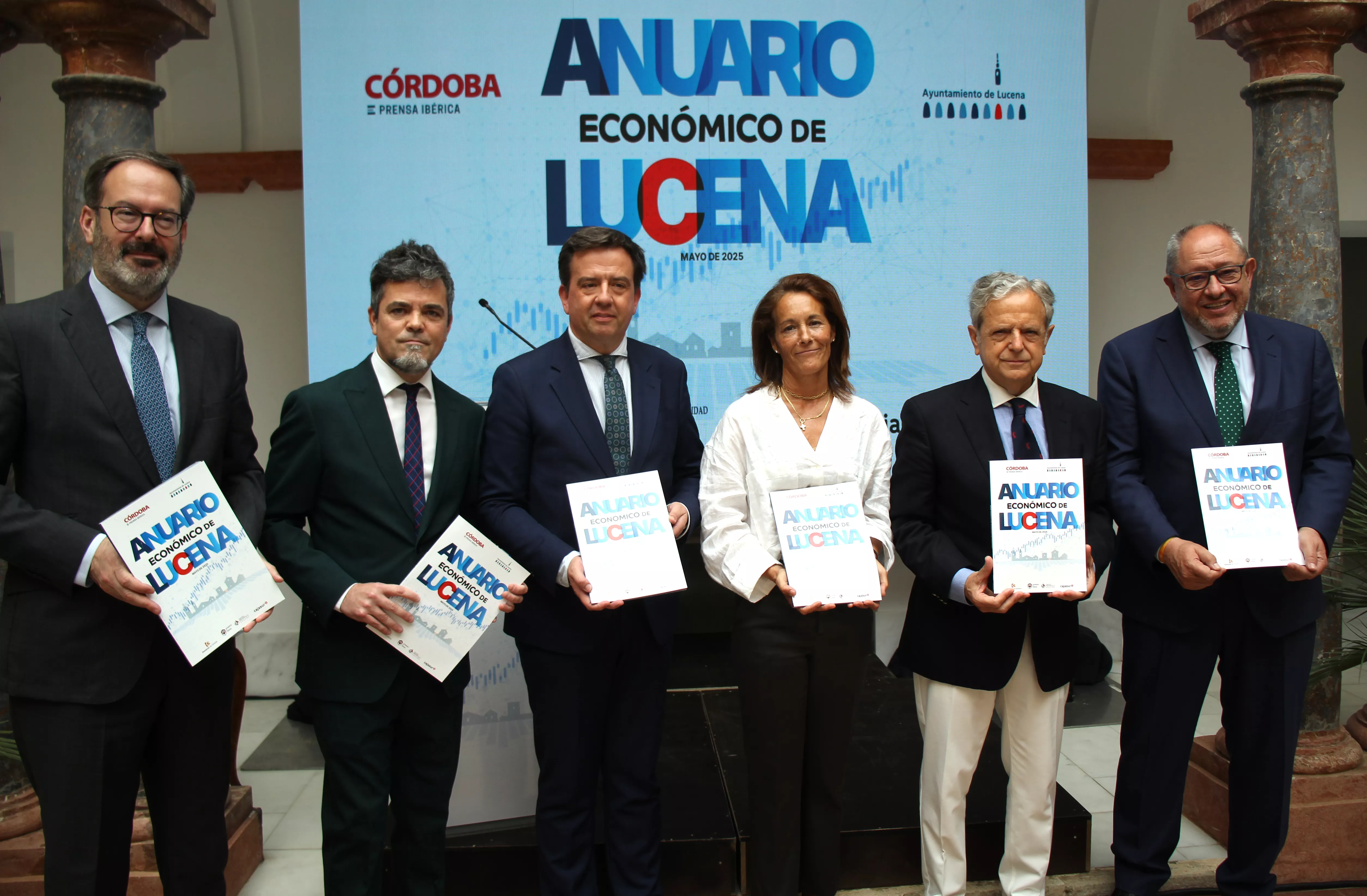 Autoridades asistentes a la presentación del anuario económico