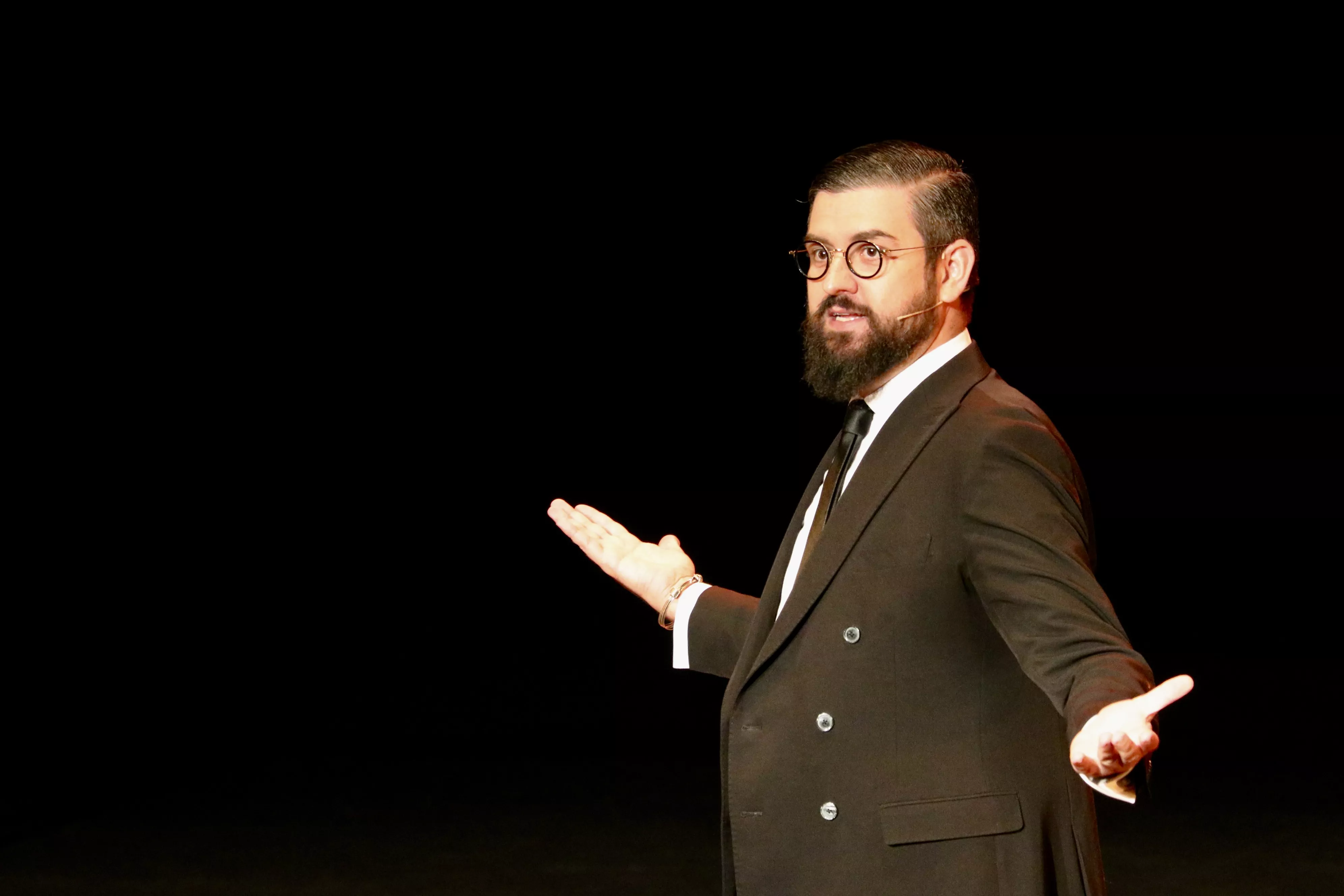 Manu Sánchez en su espectáculo "Entregamos", este sábado en el auditorio municipal de Lucena